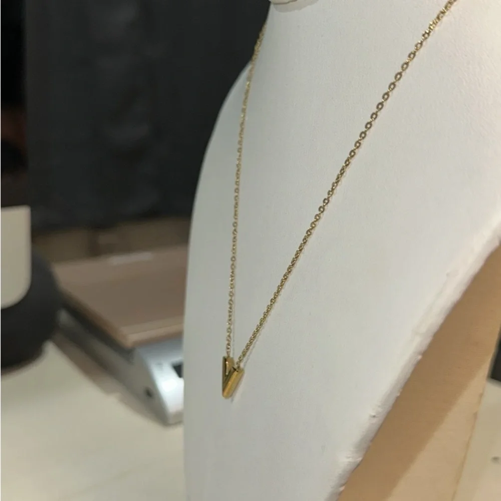 in fashion lv necklace 18” long - Picture 5 of 14